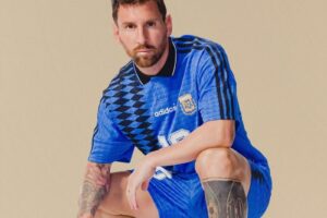 Gaya Klasik Lionel Messi dengan Jersey Retro Argentina Era 90-an