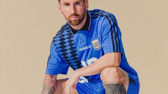 Gaya Klasik Lionel Messi dengan Jersey Retro Argentina Era 90-an