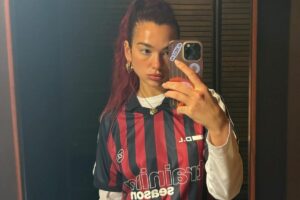 OOTD Keren ala Dua Lipa Padukan Jersey dengan Celana Seksi