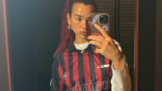 OOTD Keren ala Dua Lipa Padukan Jersey dengan Celana Seksi