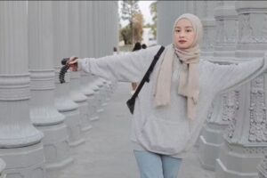 OOTD Sweater Warna Abu yang Cocok Dipadukan dengan Outfit Harian