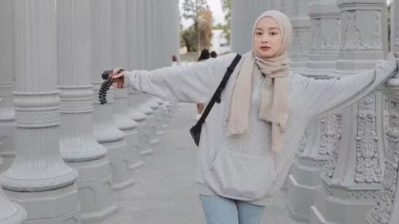 OOTD Sweater Warna Abu yang Cocok Dipadukan dengan Outfit Harian